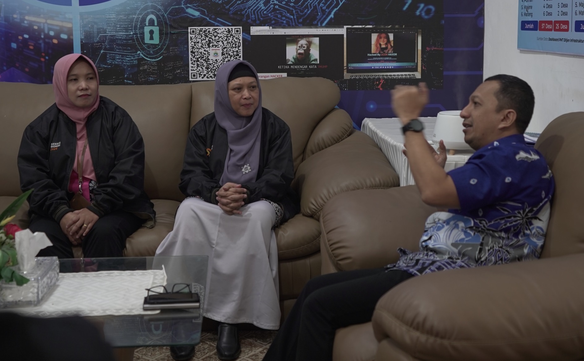 Kepala BPS Sulbar Suri Handayani saat berbincang dengan Kadis Kominfo Sulbar Muhammad Ridwan Djafar