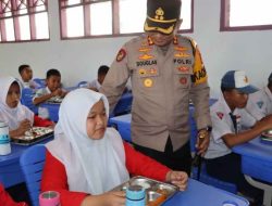 Pantau Program Makan Bergizi Gratis, Kapolres Maros Bagikan Tumbler Dan Set Sendok Makan Ke Siswa Penerima Manfaat