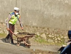 Sosok Aipda Herman Tambal Jalan Berlubang di Kota Parepare