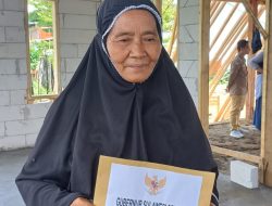 Gubernur Sulsel Bantu Warga Korban Kebakaran di Bua Luwu Bangun Kembali Rumahnya