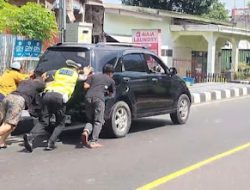 Mobil Pemudik Mogok di Bau Massepe, Kasat Lantas Polres Parepare Bersama Warga Bantu Dorong