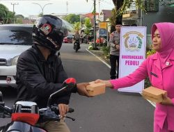 Wujud Kepedulian di Bulan Suci, Batalyon B Pelopor Satuan Brimob Polda Sulsel Bagikan Takjil di Parepare