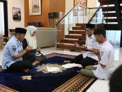 Jadi Teladan Kepemimpinan, Bupati Irwan Tunaikan Zakat Fitrah Langsung Melalui Baznas