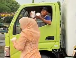 Pererat Kebersamaan, Karantina Sulsel dan DWP Sapa Warga Lewat Aksi Berbagi Takjil