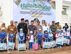 Bupati Irwan Bachri Syam Salurkan Seragam Sekolah Gratis, Sasar 16.253 Siswa