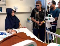 Kunjungan Penuh Haru, Bupati Lutim Jenguk Ashraf Korban Tenggelam Danau Matano