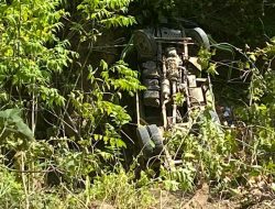 Truck Bermuatan Bahan Bangunan Terjun Bebas ke Jurang di Kalumpang