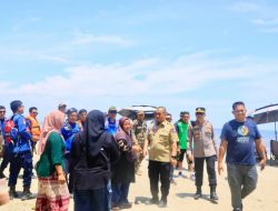 Bupati Luwu Timur Susuri Pesisir Pakai Perahu Karet, Pastikan Keamanan Wisatawan Hingga Akhir Libur Lebaran