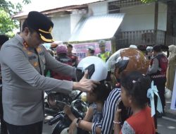 Polres Gowa Bagikan 150 Helm, Edukasi Warga Tertib Lalu Lintas
