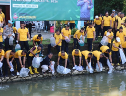 Dukung Ketahanan Pangan Nasional, Polres Maros Tanam Pohon dan Tebar Ribuan Benih Ikan
