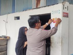 Permudah Akses Layanan Pengaduan, Bhabinkamtibmas Polres Parepare Tebar Stiker Call Center 110