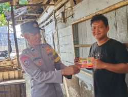 Bhabinkamtibmas Polsek KPN Sosialisasikan Layanan 110, Tempel Stiker di Rumah Warga Kampung Pisang