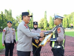 Kapolda Sulsel Pimpin Apel Gabungan dan Berikan Penghargaan kepada Personel Berprestasi