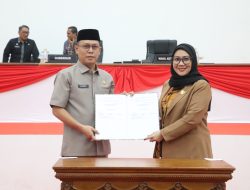 Sekprov Sulbar Hadiri Paripurna DPRD Penyerahan Rekomendasi LKPJ 2025