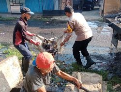 Peduli Lingkungan, Bhabinkamtibmas di Parepare Bantu Pembersihan Selokan