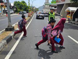 Pengaturan Siang, Polisi Lalu Lintas di Parepare Beri Perlindungan Keselamatan Bagi pelajar Saat Jam Pulang Sekolah