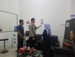 Bhabinkamtibmas Sebar Stiker Call Center 110, Permudah Warga Kampung Baru Akses Layanan Polisi