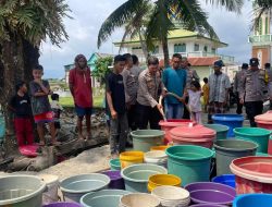Program Polisi Penolong Polres Maros Salurkan Bantuan Air Bersih Ke Sejumlah Lokasi Terdampak Kekeringan Di Maros