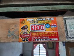 Akhir Pekan, Bhabinkamtibmas Polsek Ujung Sebar Sticker Layanan Call Center 110