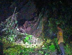 Longsor Putus Jalan Tubbi–Pollewani, Polisi Turun Ke Lokasi