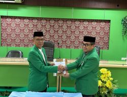 Wakil Rektor IV UMI Serahkan SK Penerima Amanah Kepala UPT Pengembangan Karakter dan Dakwah