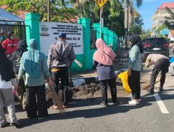 Peduli Kebersihan, Bhabinkamtibmas Polsek KPN Kembali Berpartisipasi Bersih-Bersih Lingkungan Bersama Perangkat kelurahan Ujung Sabbang
