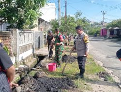 Bhabinkamtibmas dan Babinsa di Parepare Lakukan Kerja Bakti, Bantu Pembersihan Lokasi Terdampak Banjir bersama BPBD dan Damkar
