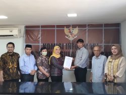 KominfoSS Sulbar Serahkan DIP Pemprov ke Komisi Informasi