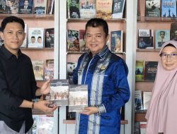Penulis Aco Fikram Serahkan Buku Mamuju Dalam Arus Gerakan DI/TII 1953–1965 ke Perpusip Sulbar