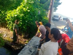 Berikan Manfaat, Bhabinkamtibmas Polsek Ujung Bantu Bersih-Bersih Lingkungan Bersama Warga