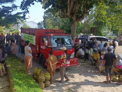 Camat Tomoni Timur Kawal Langsung Distribusi 560 Tabung LPG 3 Kilogram untuk Warga