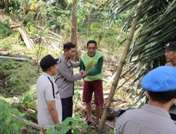 Sambangi Penyadap Nira Aren, Wakapolres Maros Berikan Edukasi Pemanfaatan Hasil Sadapan
