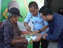 Bupati Irwan Serahkan Bantuan Kartu Lansia 2026 di Dua Kecamatan