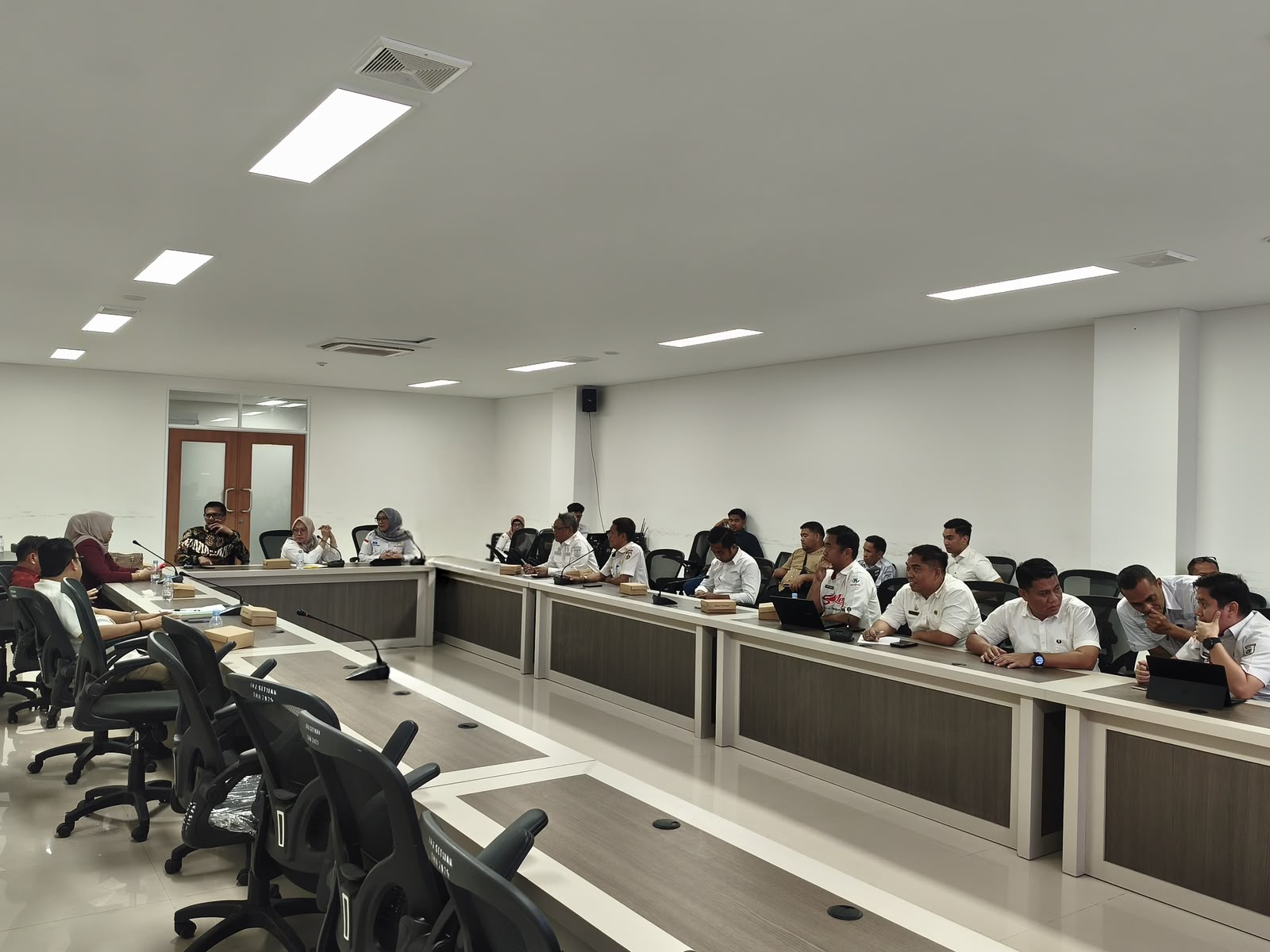 Rapat dipimpin Ketua DPRD Sulbar, Dr. Hj. Amalia Fitri, didampingi Wakil Ketua I Dr. Hj. Suraidah Suhardi dan Wakil Ketua II Munandar Wijaya.