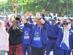Pimpin Langsung Defile Porsenijar 2026, Bupati Luwu Timur Bakar Semangat Ribuan Guru‎