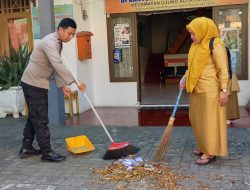 Untuk Menjaga Kebersihan Lingkungan, Bhabinkamtibmas Ini Bersihkan Kelurahan Ujung Sabbang