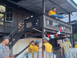 Bahu-Membahu, Polsek Bacukiki Bantu Bersihkan Rumah Warga Korban Kebakaran