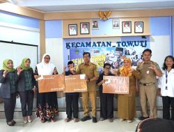 ‎Senyum Bahagia Lansia Towuti, Bantuan Rp3 Juta Mulai Cair Lewat Kartu ATM