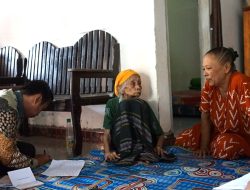 Tak Mampu Berjalan, Nenek Sumarni Terharu Saat Bantuan Kartu Lansia Diantar Langsung ke Rumah