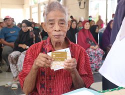 Tak Lagi Bingung Biaya Berobat, Lansia Tomoni Sambut Bantuan dengan Air Mata Syukur‎