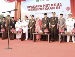 Bupati Irwan dan Wabup Puspawati Hadiri Penurunan Sang Saka Merah Putih