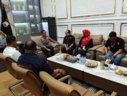 Jalin Silaturahmi, Harian Rakyat Sulsel Serahkan Cenderamata kepada Kapolresta Gowa