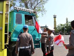 Sambut HUT ke-81 Kemerdekaan RI, Polres Maros Turun ke Jalan Bagikan Bendera Merah Putih kepada Pengendara