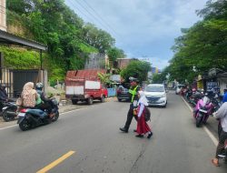 Berikan Rasa Aman, Satlantas Polres Parepare Hadir Bantu Pelajar Menyeberang Jalan