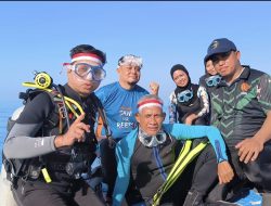 Sambut HUT ke-81 RI, Rektor UIN Alauddin Makassar Pimpin Pengibaran Merah Putih di Bawah Laut Pulau Samalona