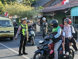 Satlantas Polres Parepare Bantu Anak Sekolah Menyeberang Jalan di Pagi Hari