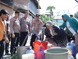 Polres Parepare dan Elemen Kepemudaan, OKP Se-Kota Parepare Salurkan Air Bersih ke Warga Terdampak El Nino