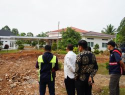 Pastikan Tepat Waktu, Irwan Pantau Langsung Renovasi Rujab Bupati
