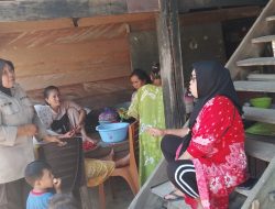 Pererat Silaturahmi, Bhabinkamtibmas Kelurahan Bukit Indah Sambang Warga yang Hajatan di Jalan Sibali