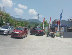 Mobil Rush vs Karimun Adu Banting di Depan SPBU Simboro Mamuju